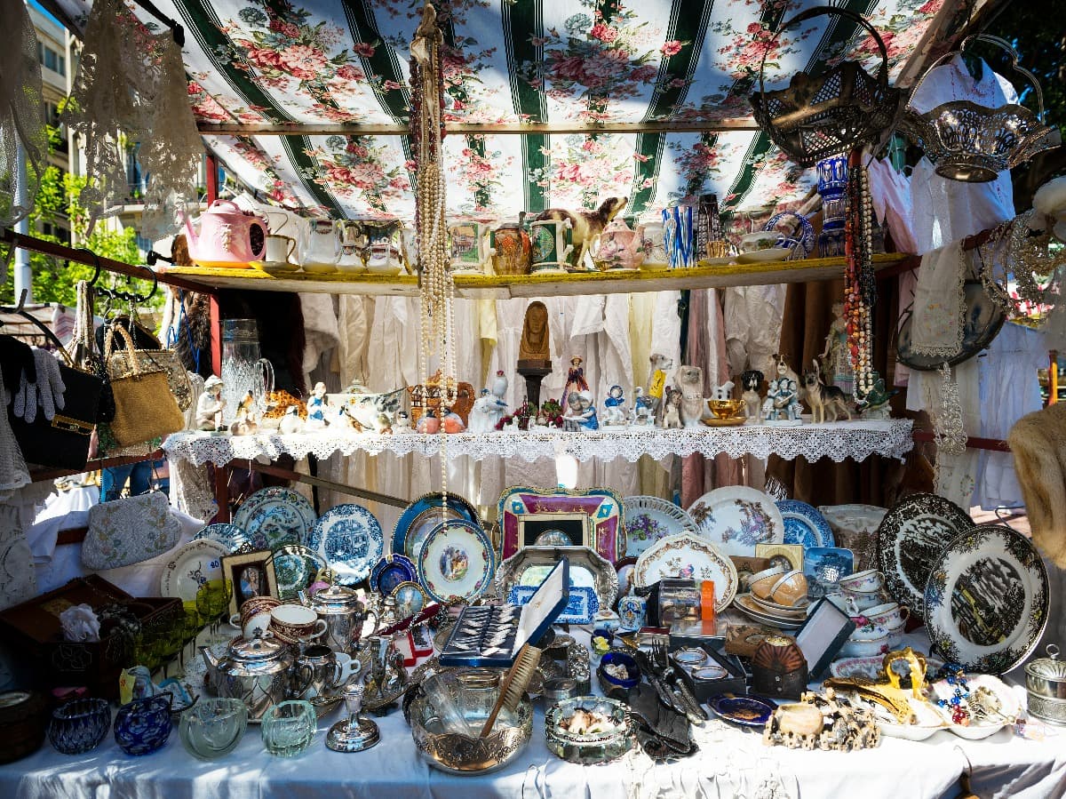 Objetos antiguos en un puesto en el mercado de San Telmo en Buenos Aires, Argentina