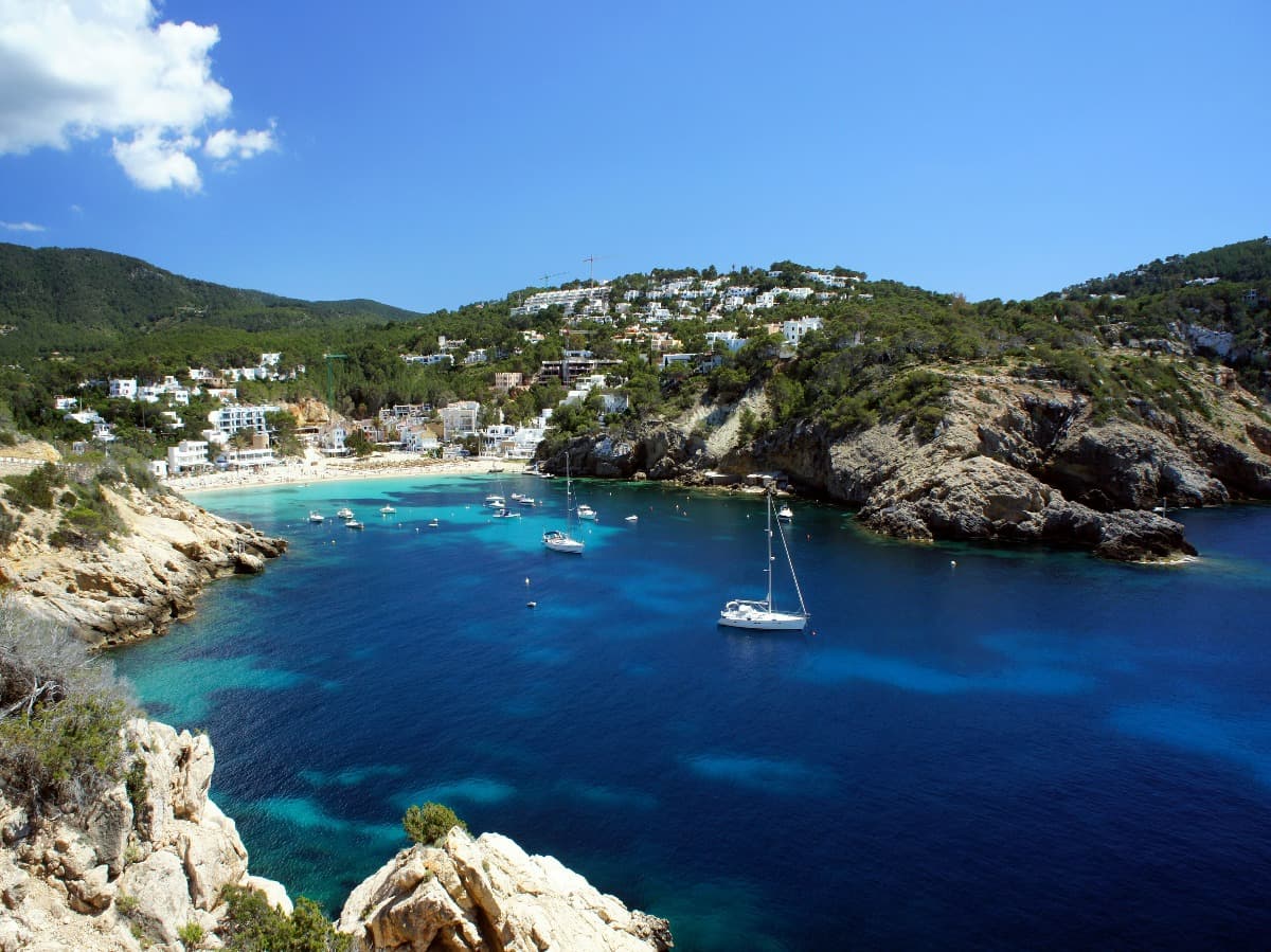 vista de las playas de la Isla de Ibiza - destinos romanticos en España
