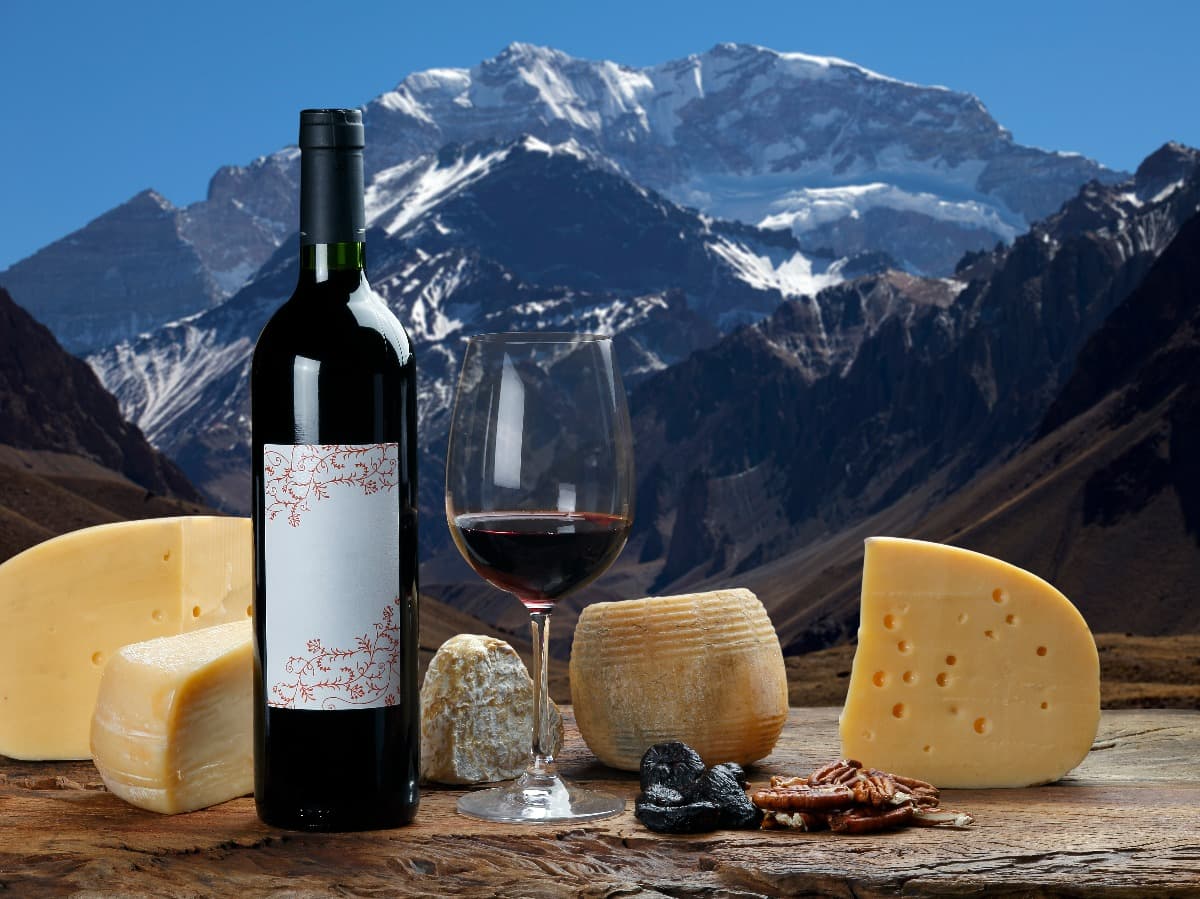 queso y vino con vistas a la montaña de fondo