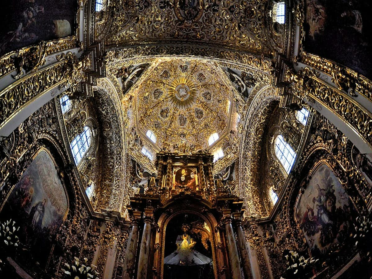 Cupula_e_interior_de_la_Capilla_del_rosario en Puebla