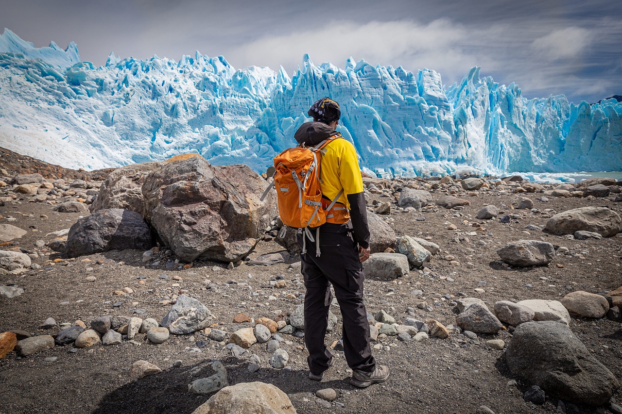 joven mirando al Glaciar Perito Moreno