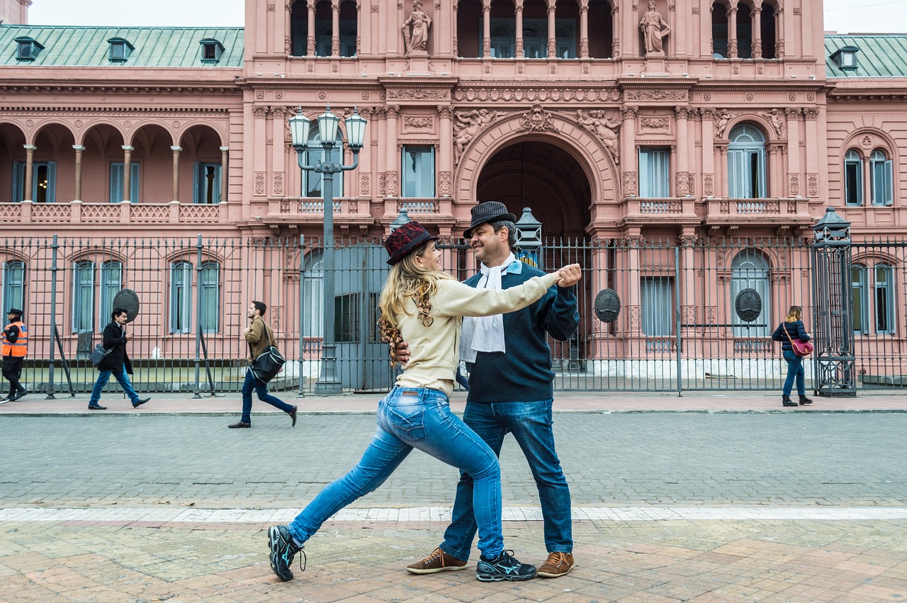 pareja bailando tango frente a Casa Rosada