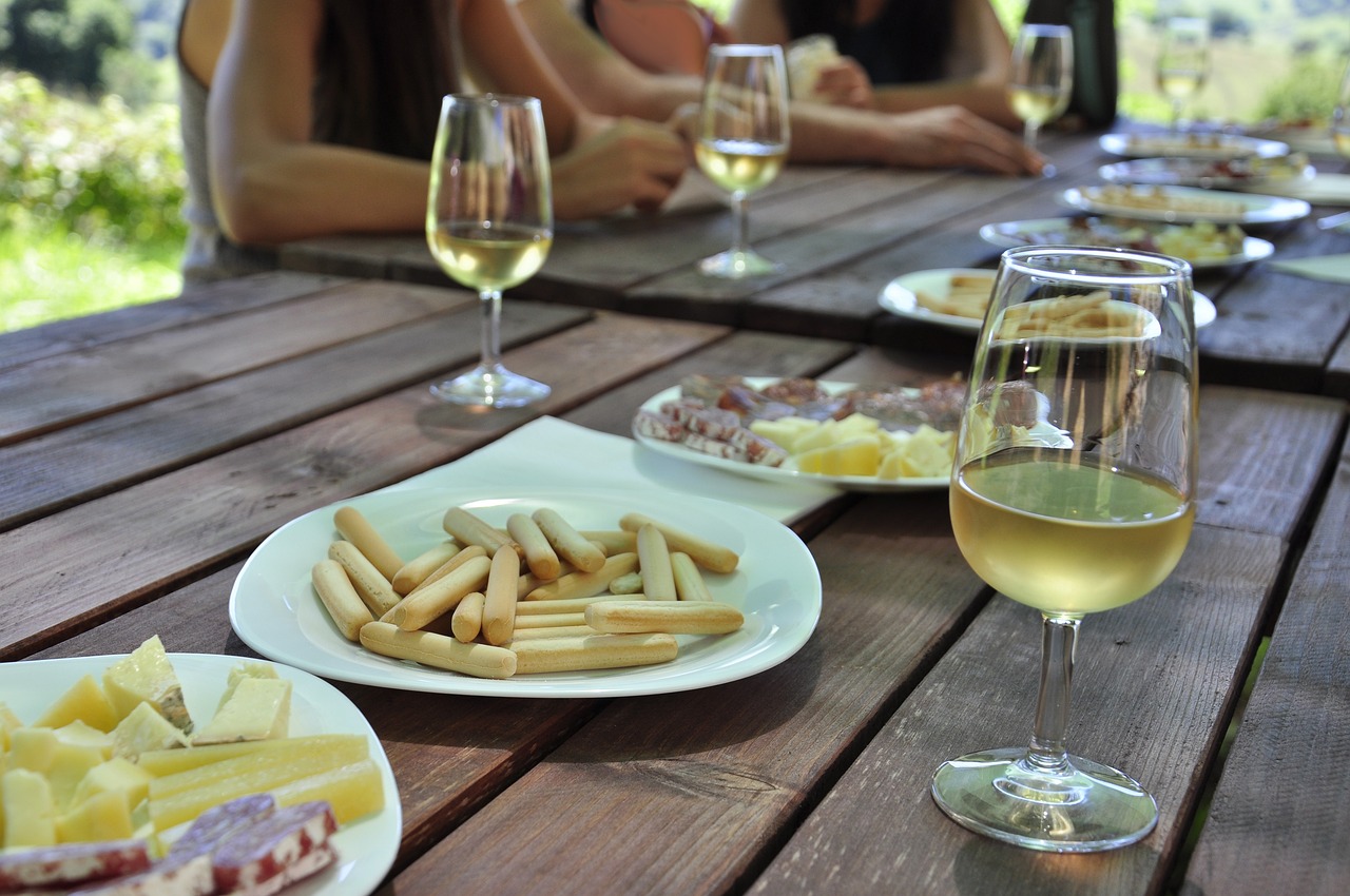 mesa con pratos y copas de vino para provar
