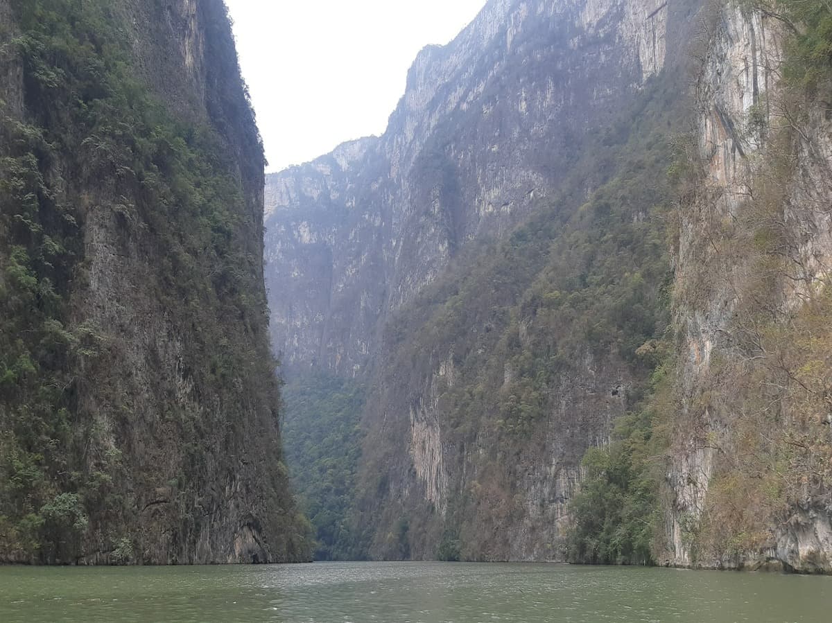 vista del Cañon del Sumidero en Chiapas desde el rio
