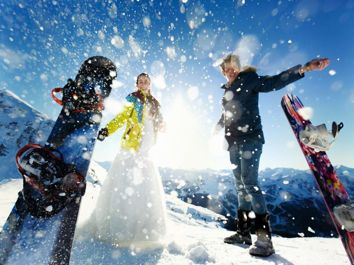 grupo de jóvenes jugando con la nieve en las montañas de esquí