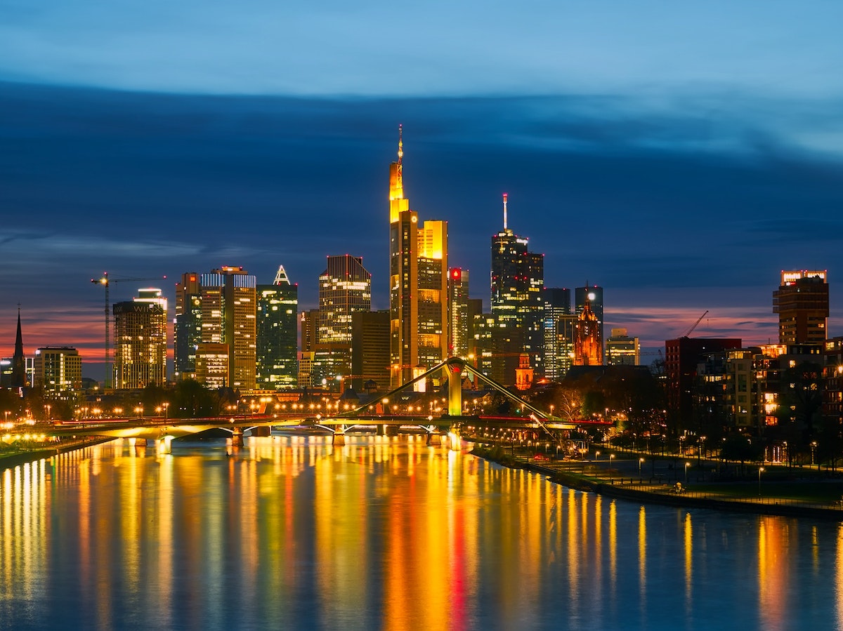 vista de la ciudad de Frankfurt por la noche