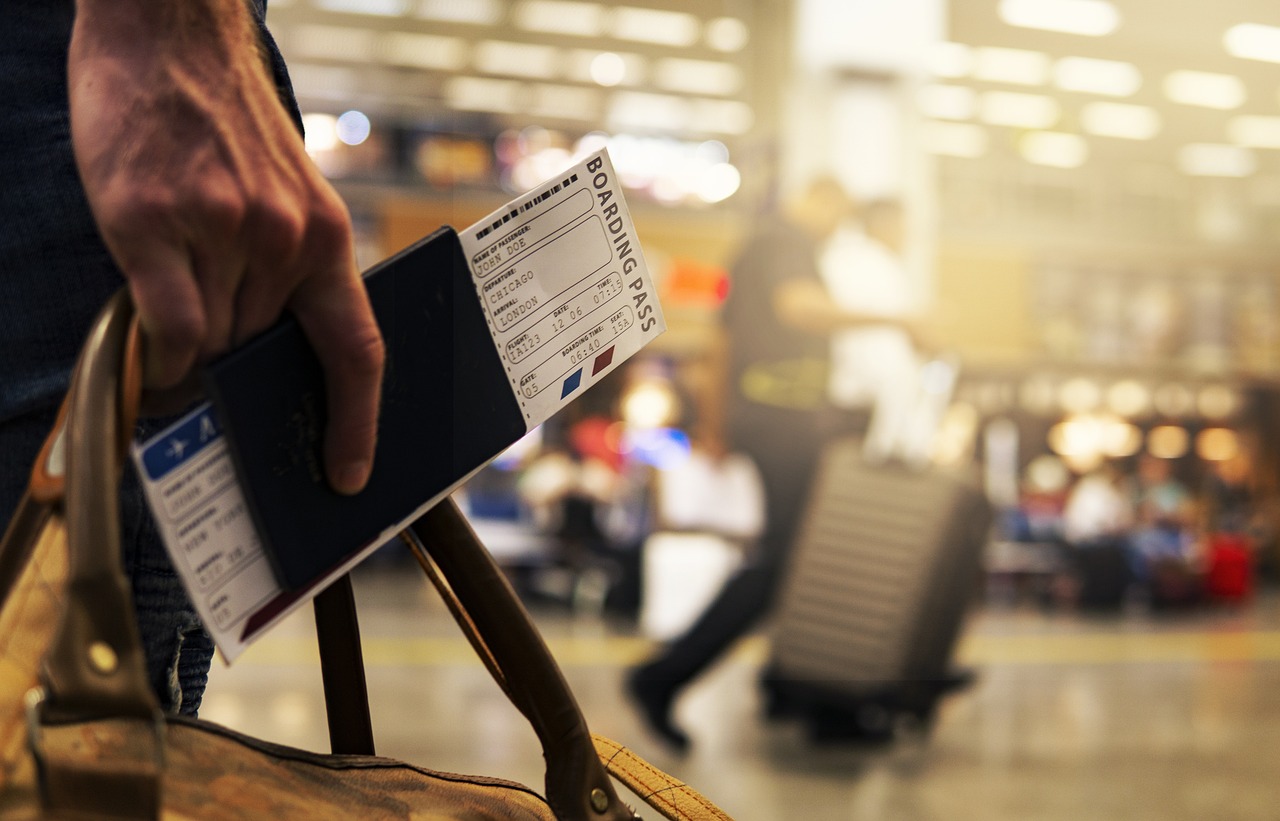 manos de hombre con pasaporte y boletos en el aeropuerto