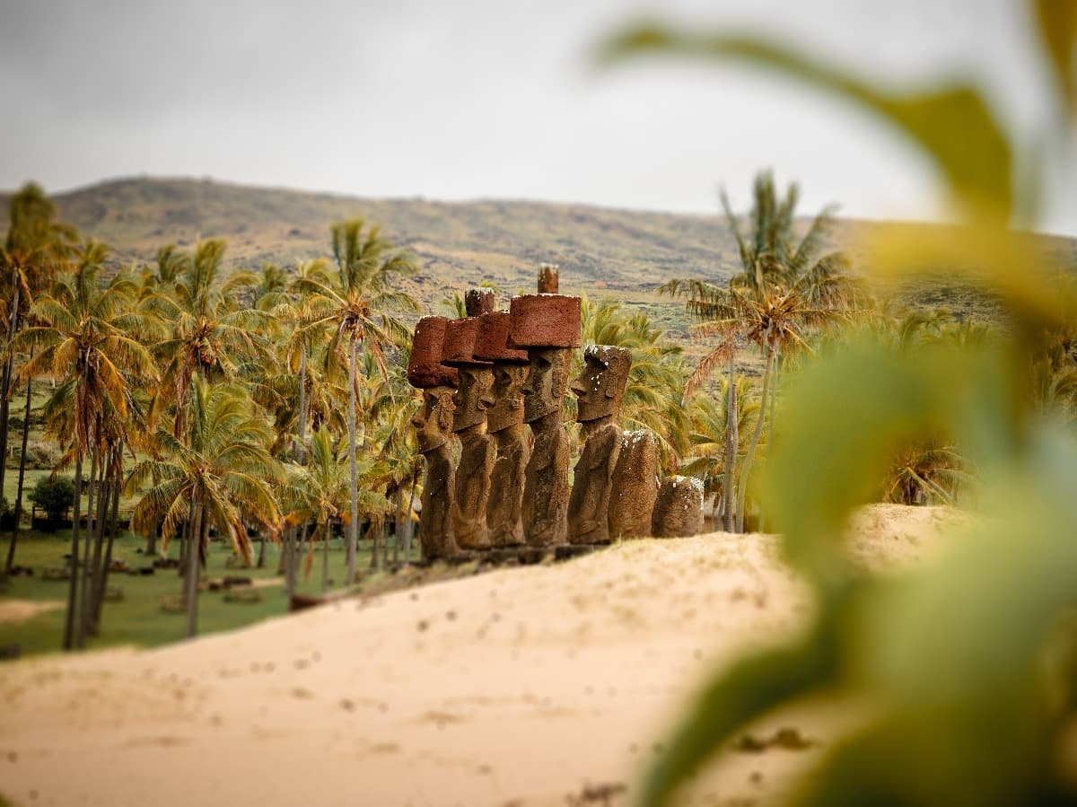 Los Moai en la playa de Anakena en Isla de Pascua. Destinos turísticos de chile