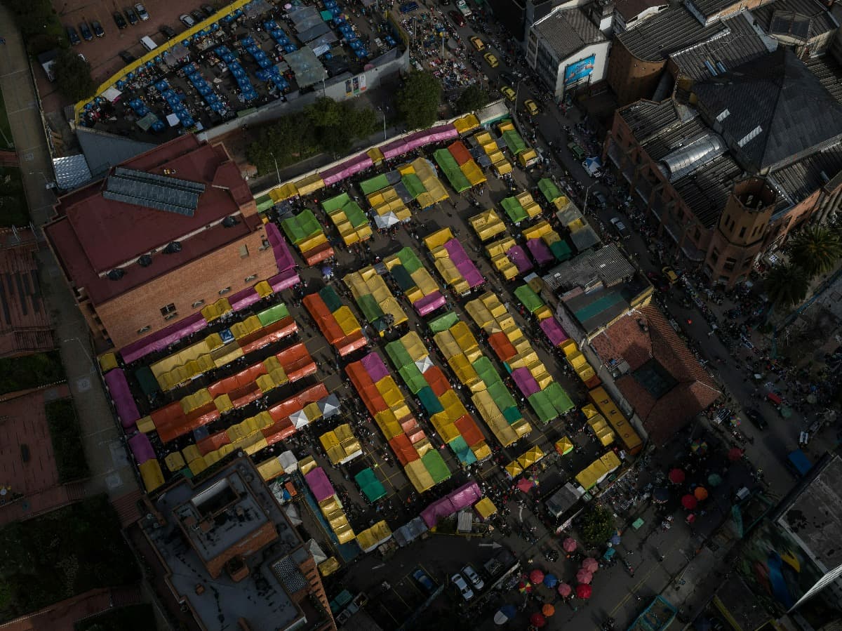 Coloridas carpas de bazar al aire libre mercado de pulgas feria Mercado de las pulgas de san alejo de Torre Colpatria Bogotá