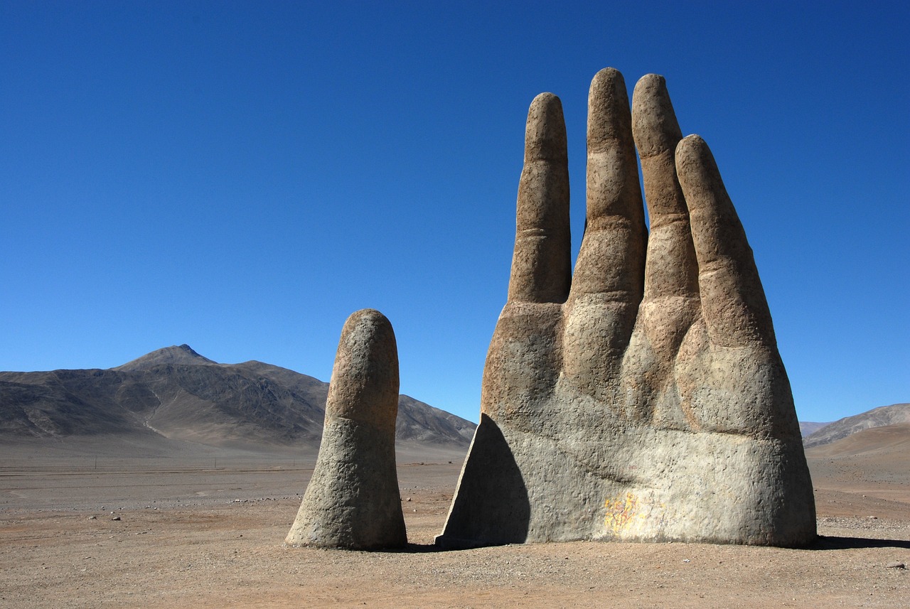 Vista de la Mano del desierto, escultura de Mario Irarrázabal, en Antofagasta, Chile, destinos turísticos