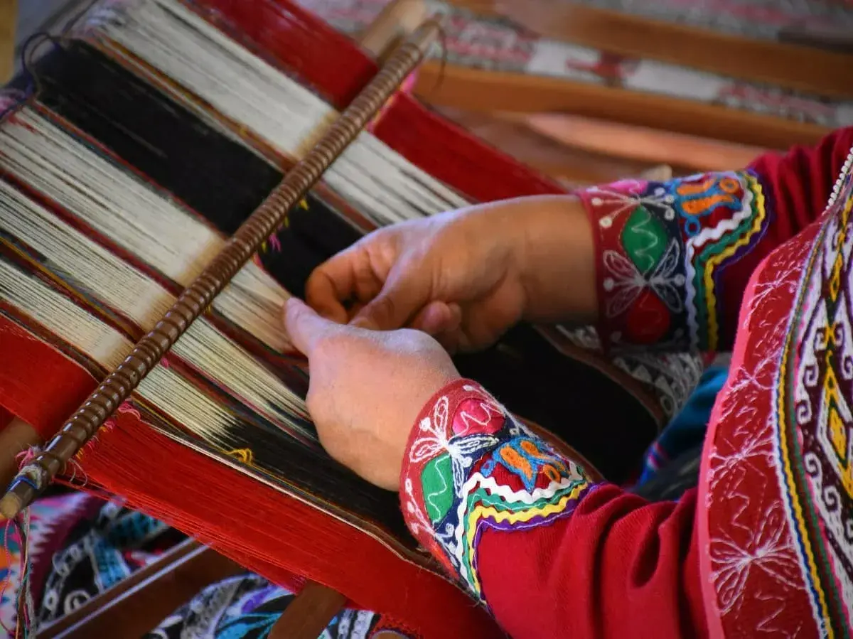 manos de una mujer peruana tejiendo